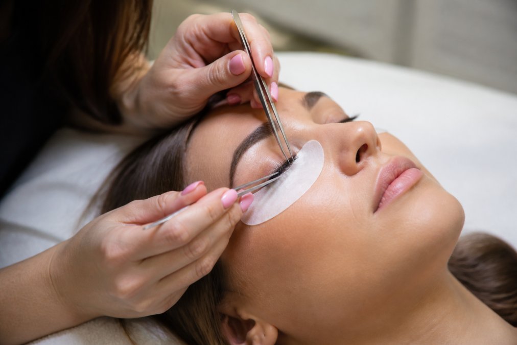 Safe Lash Extensions for Sensitive Eyes: 2026 Guide