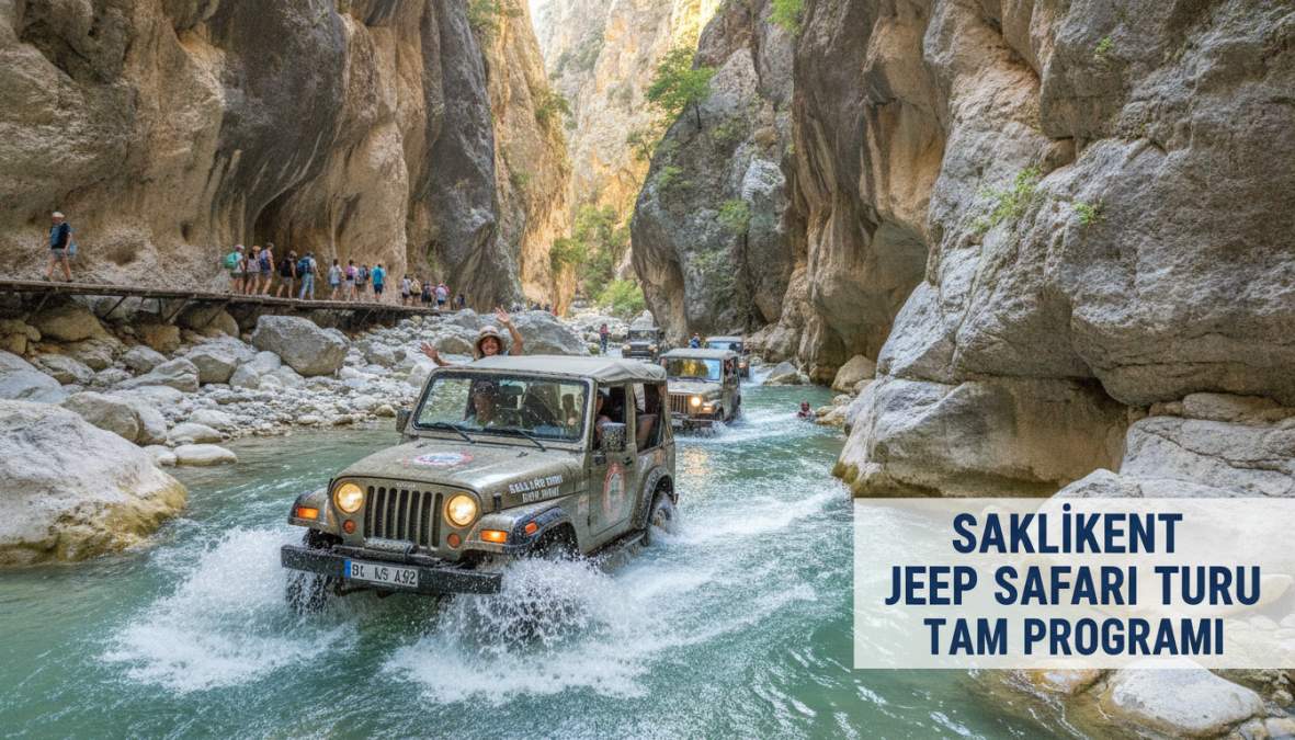 Dört çeker jeep araçlarıyla dolu bir konvoy, Saklıkent Kanyonu girişine giden toprak yolda ilerliyor; arka planda yüksek kayalık dağlar ve turkuaz su görünüyor, güneş ışığı kanyonun duvarlarına yansıyor