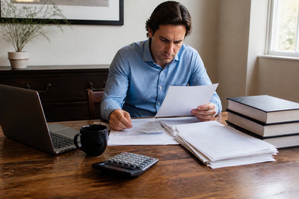 Infographic comparing the costs of DIY living trust documents versus professional attorney services
