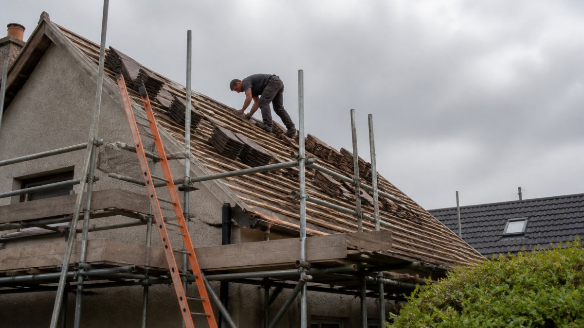 Scaffolding for Roof Repair: A Step-by-Step Guide