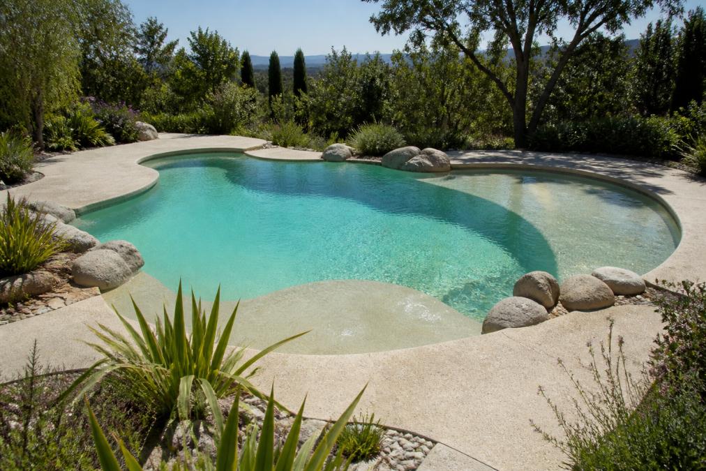 Sécuriser une piscine de forme irrégulière : le guide 2026