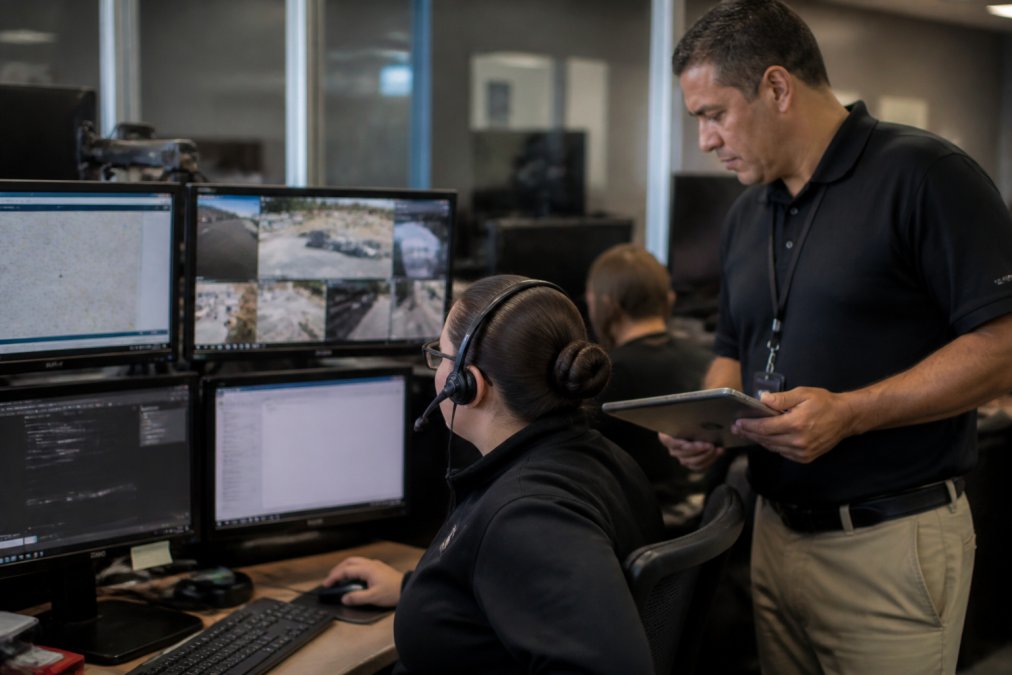 Infographic showing how a security operations center uses real-time tracking data to optimize security guard deployment.