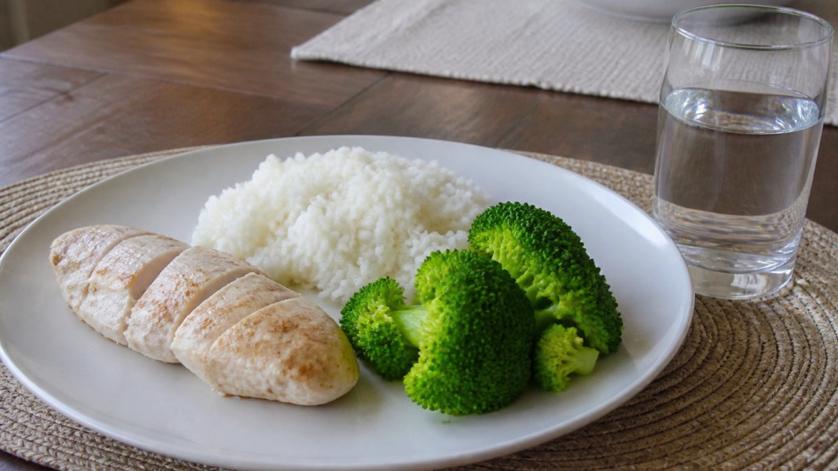 Infographic showing balanced meal portions for semaglutide nausea management featuring chicken, rice, and broccoli.