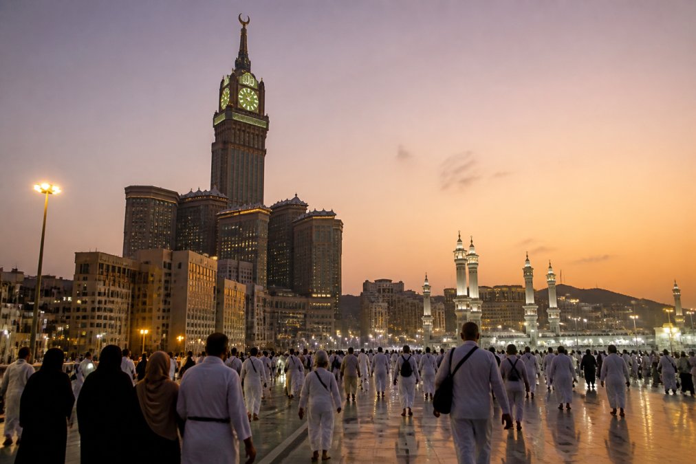 Vue aérienne d'un hôtel de luxe à Makkah inclus dans le forfait hajj premium, avec la Grande Mosquée en arrière-plan.
