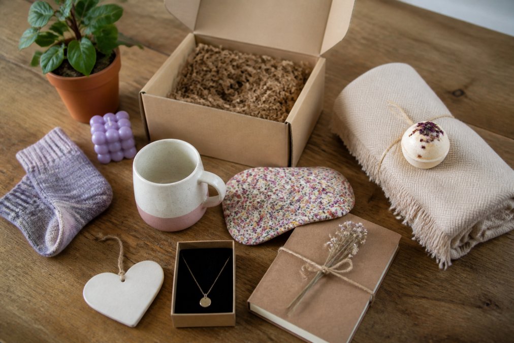 Small Gifts to Send by Post: 7 Ideas That Arrive Perfect