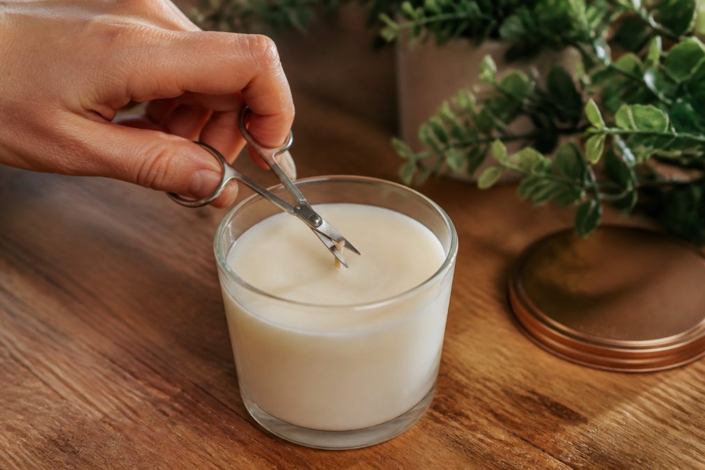 Diagram illustrating the importance of wick trimming for soy wax vs paraffin candle performance.