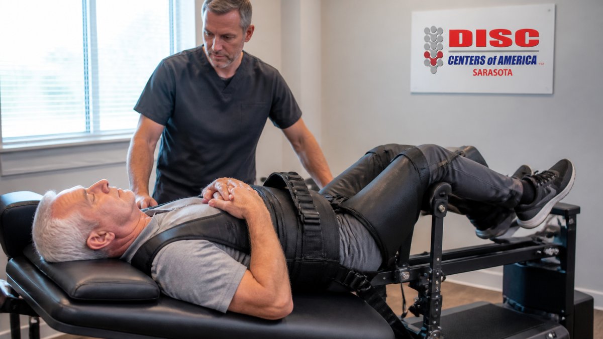 Infographic showing the process of spinal decompression for older adults during a clinical therapy session.