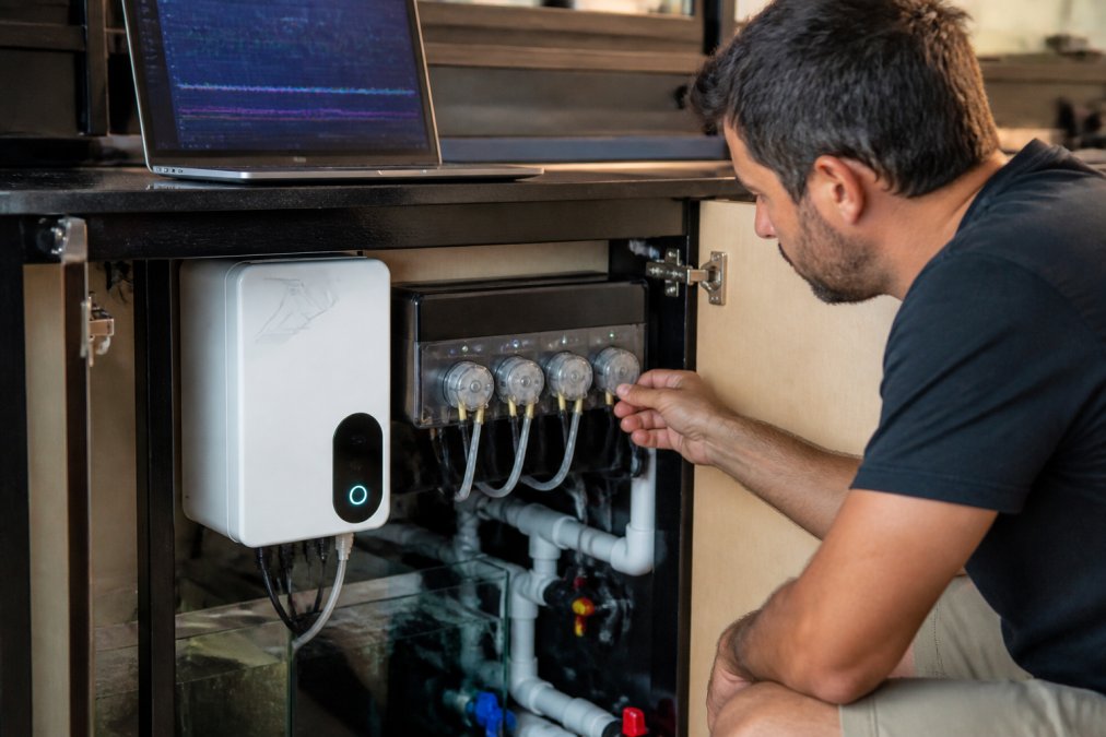 Automated reef water parameters monitoring setup with Trident analyzer, dosing pump, and live data dashboard