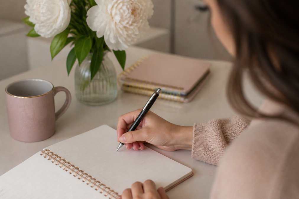 Close-up of a smartphone screen displaying a well-optimized Instagram profile with a clear bio stating "Side Hustle Ideas for Busy Moms," a professional icon as the profile picture, and a prominent link-in-bio section