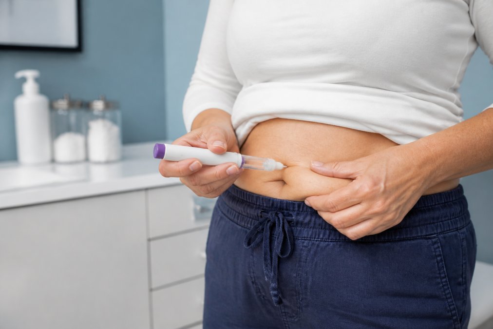 Step-by-step guide on administering the starting dose of tirzepatide via injection into the abdomen area.