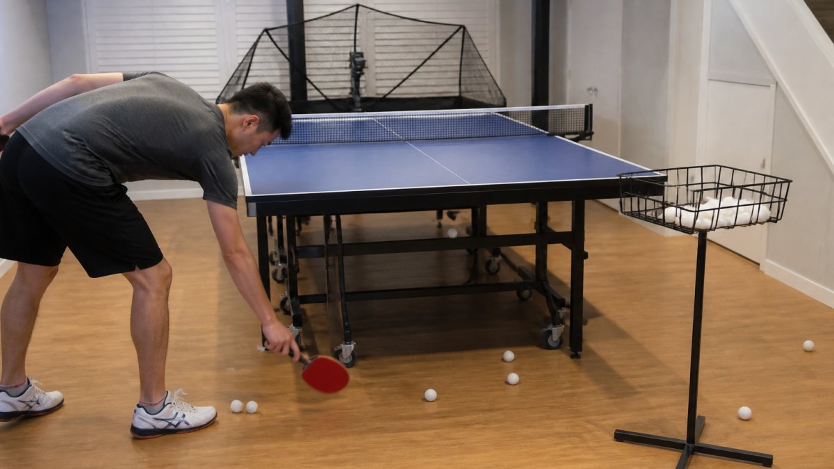 Diagram showing how to use a ball scoop for table tennis practice to collect balls without bending over.