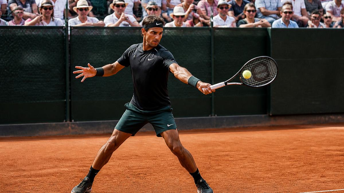 Diagram comparing open, neutral, and closed tennis footwork patterns for forehand groundstrokes on clay.