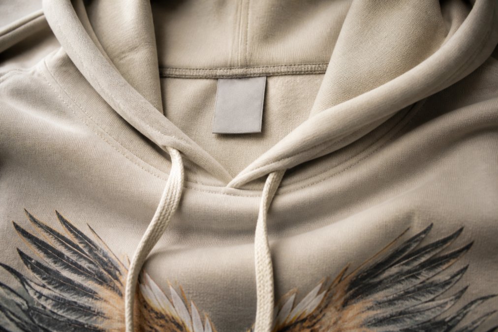 Infographic highlighting key stitching and tag details for buying streetwear online safely without getting scammed.