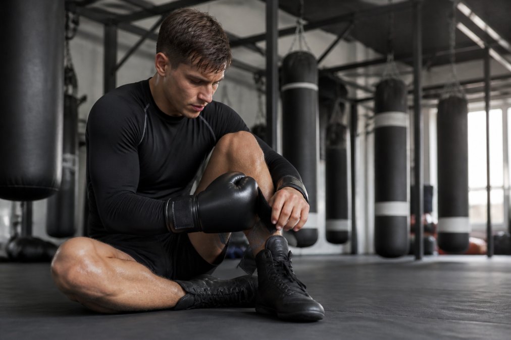 Bokser trekt professionele Twins Special bokshandschoenen aan voor een intensieve training in de sportschool
