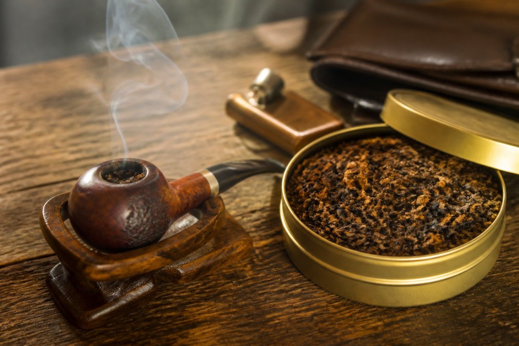 Infographic showing the flavor profiles and aromatic room notes of popular pipe tobacco blends.