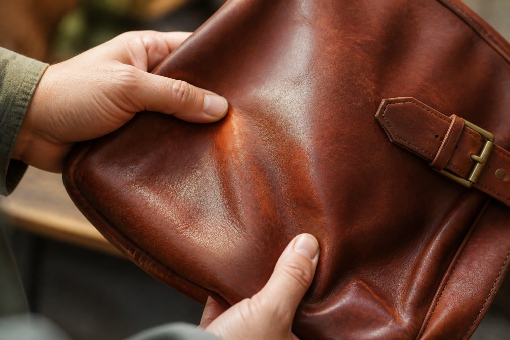 Infographic process for identifying grain and patina in vegetable tanned Mexican leather through close-up inspection