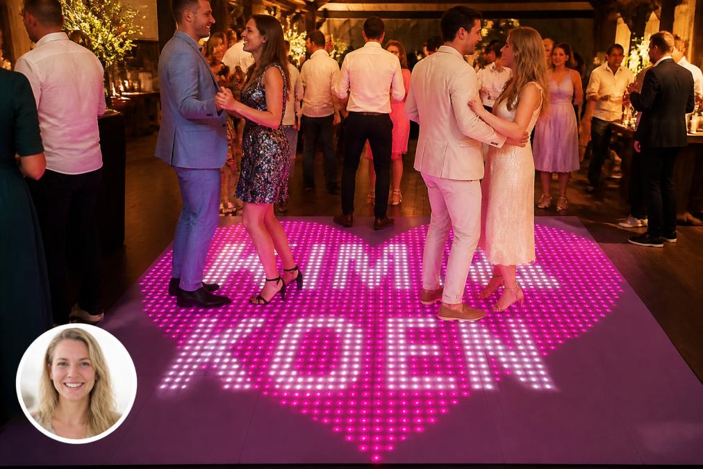 Close-up van een verlichte pixeldansvloer met helder gekleurde pixels in werking op een feest, met paren dansend erop onder warm licht