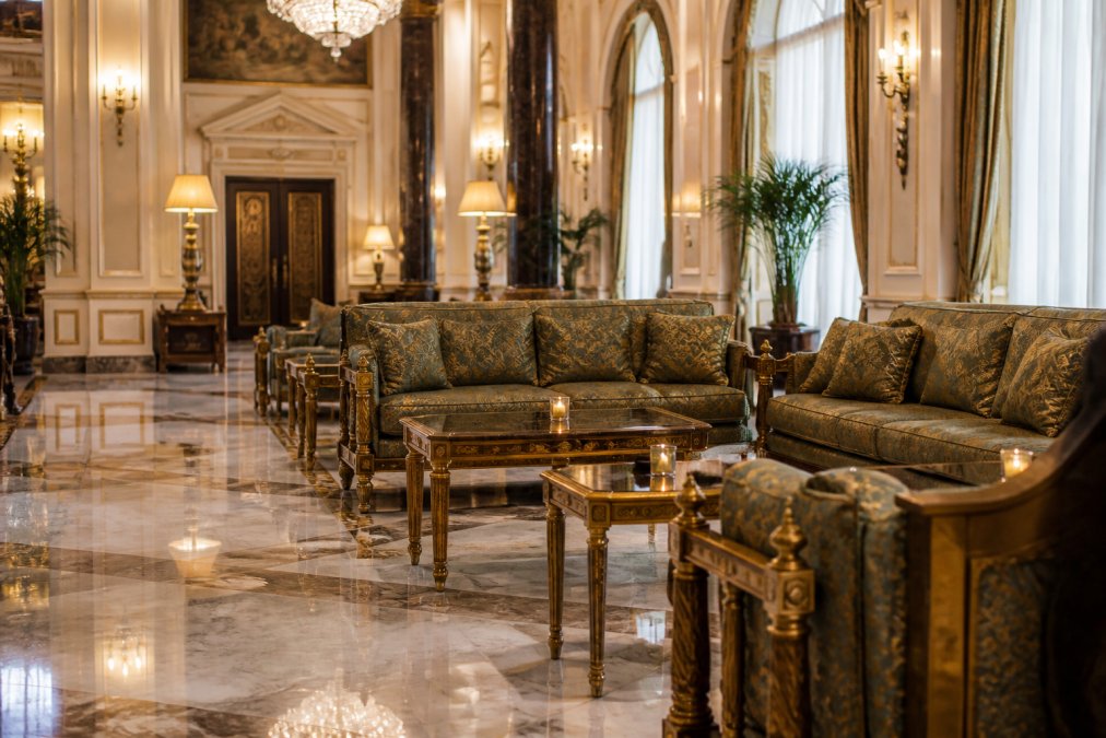 Elegante Hotel-Lobby mit luxuriösen, modularen Hotelmöbeln von Casa Padrino auf exklusivem Marmorboden.