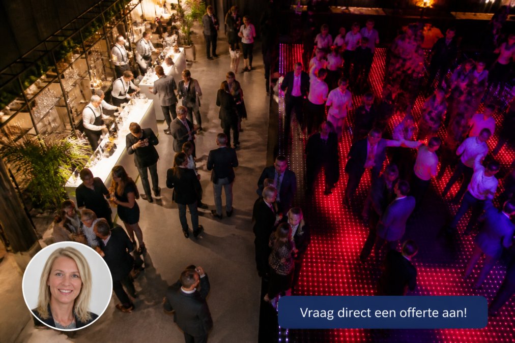 Bovenaanzicht van een bedrijfsfeest waar duidelijk twee zones zichtbaar zijn: een helder verlichte catering- en barzone met neutrale witte verlichting, en een aangrenzende danszone met warme, kleurrijke sfeerverlichting waar gasten genieten