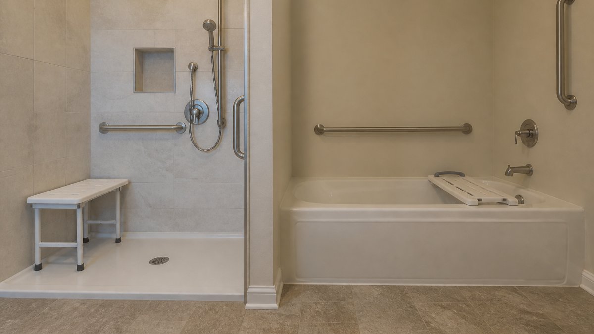 Walk-In Shower vs Bathtub for Elderly: Safety & Accessibility