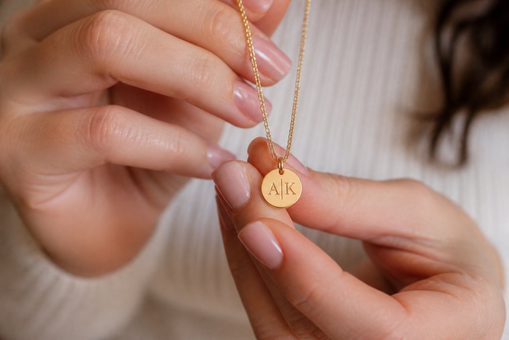 Infographic detailing the craftsmanship steps of an engraved gold necklace, showing what makes a personalized gift truly