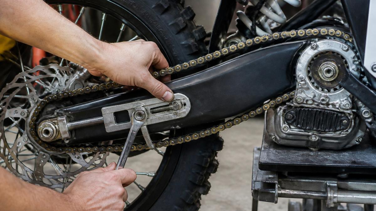 Diagram illustrating the step-by-step process for adjusting chain tension and aligning the electric bike drivetrain.