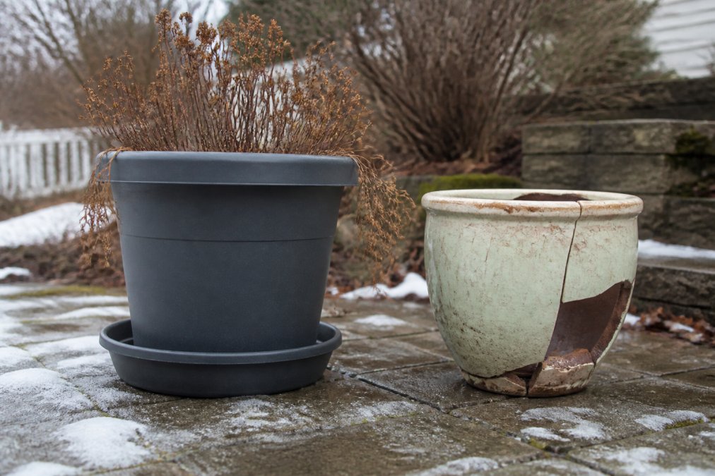 Infographic comparing the durability of American made planters against cracked ceramic pots during winter freeze-thaw cycles.