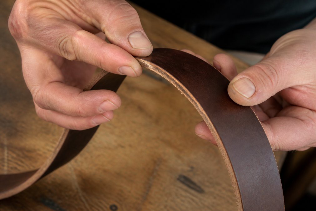 Diagram illustrating the inspection of leather grain and edge finishing to determine belt quality