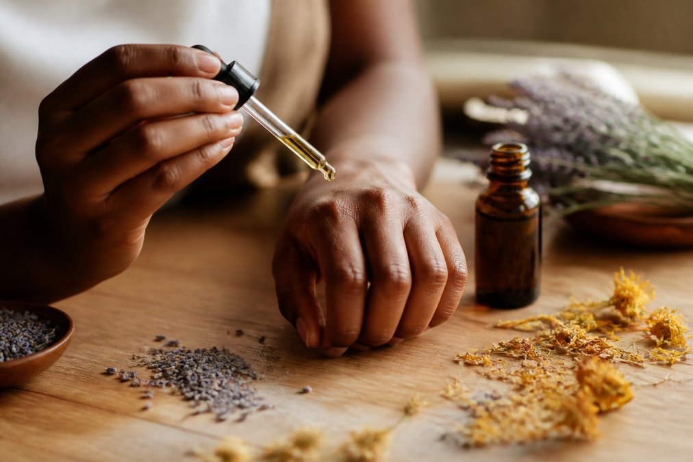 Infographic process showing how black-owned skincare botanical oils soothe sensitive skin with natural extracts.