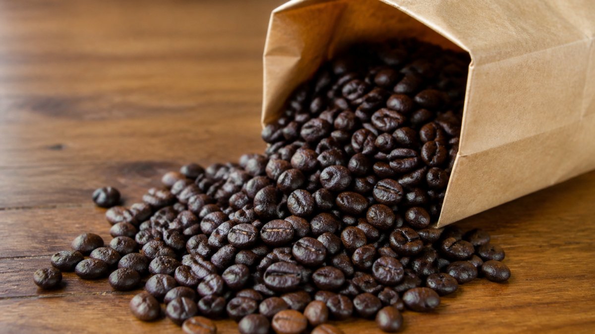 Infographic showing the timeline of coffee bean flavor degradation from the date of roast to storage.