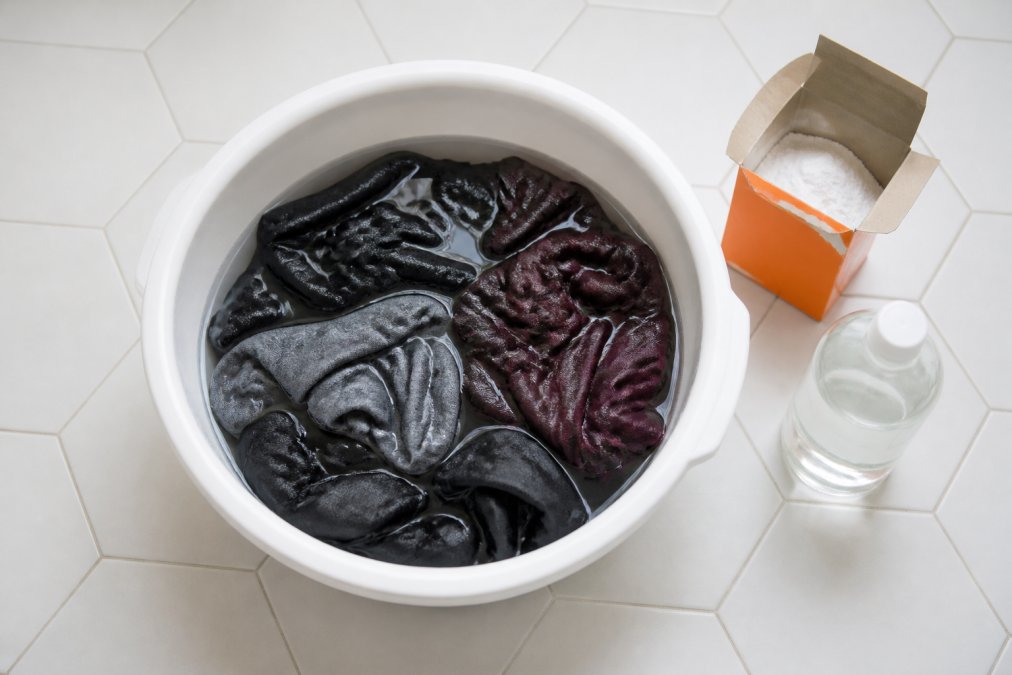Step-by-step visual guide for Overhead for gym clothes smell