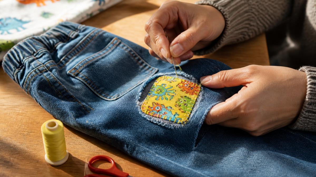Step-by-step infographic showing how to sew a colorful patch onto torn denim jeans using a needle and thread
