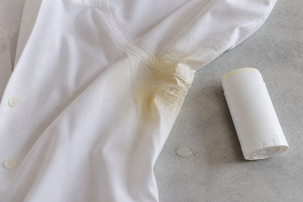 Diagram illustrating the chemical reaction between sweat and antiperspirant causing yellow fabric discoloration